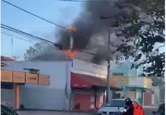 Incêndio atinge rotisseria no bairro Jardim Sumaré em Araçatuba (SP)