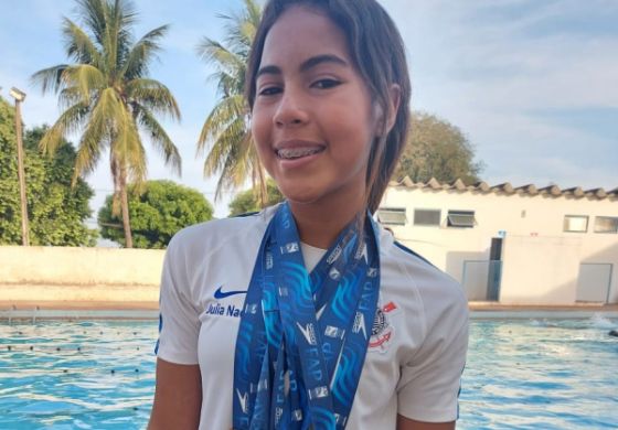 Julia Naomi Conquista Cinco Medalhas em Torneio de Natação de Alto Nível