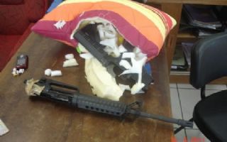 Jovem é presa transportando fuzil dentro de travesseiro no Paraná