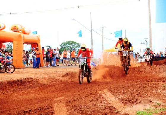 Motocross agitou o grande público com manobras radicais em Andradina