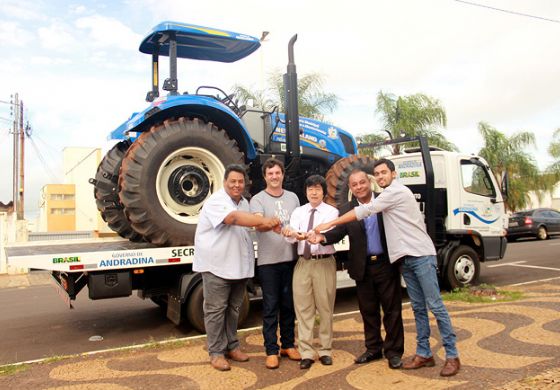 Andradina faz entrega de caminhão prancha e trator para a Agricultura