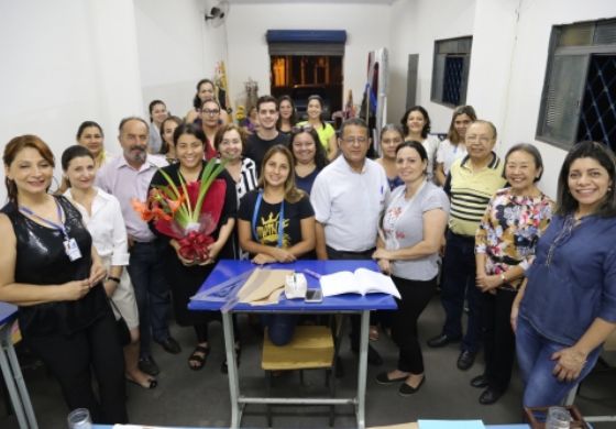 Alunos do curso de modelagem recebem aula especial de famosa estilista andradinense