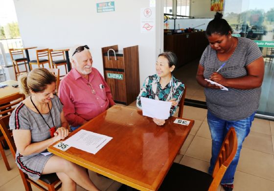 Tamiko acompanha equipe do Programa Frente de Trabalho em curso de garçom