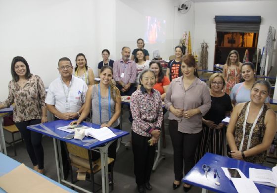 Tamiko acompanha capacitação em curso de modelagem