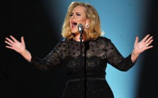 Grammy 2012: Adele é consagrada com seis prêmios; Whitney recebe homenagem póstuma