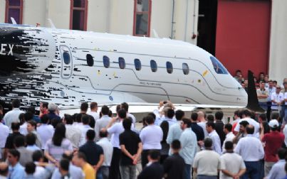 Legacy 500, da Embraer, é apresentado em feira e tem fila de espera