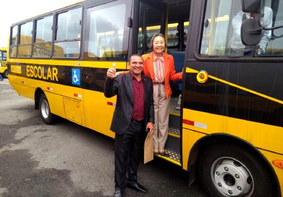Tamiko recebe novo ônibus para transporte escolar