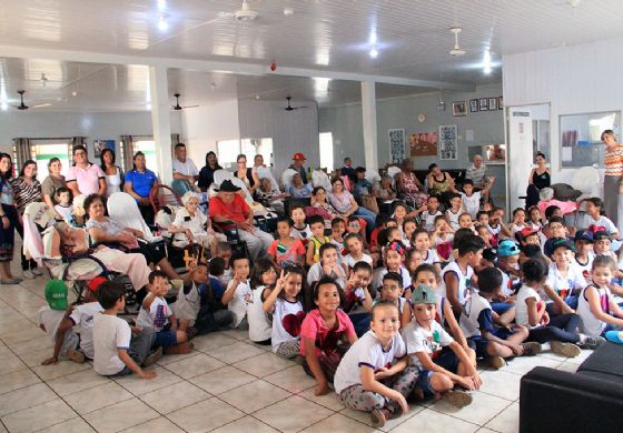 Alunos da rede municipal realizaram visita ao asilo
