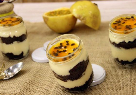 Bolo de Chocolate com Creme de Maracujá no Pote