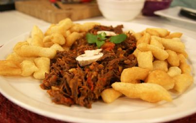 Macarrão Frito ao Molho de Carne de Panela