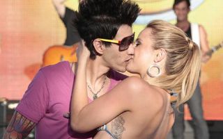 Depois de pegar todas, Gusttavo Lima assume namoro com dançarina