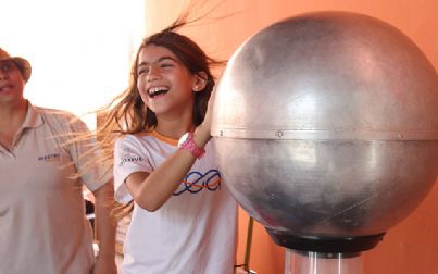 Alunos do CEA aprendem sobre eletricidade no Caminhão da Elektro 