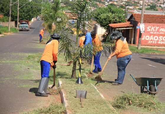 Equipe da Frente de Trabalho atua na limpeza de áreas públicas