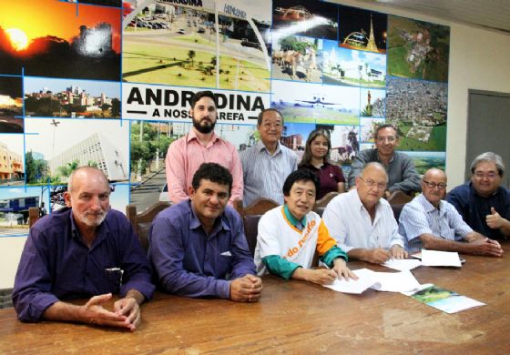 Prefeito Jamil assina contrato para iluminação ornamental da praça João Leite