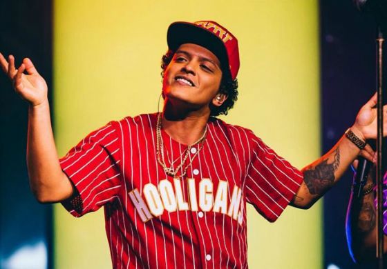 Bruno Mars doa US$ 1 milhão para cidade em crise