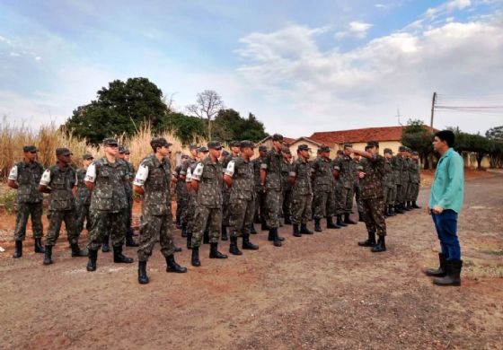 Governo de Andradina com apoio do TG retira grande quantidade de lixo de córrego do Pereira Jordão