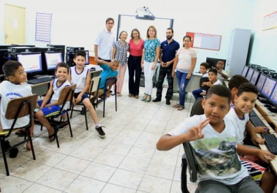 Tamiko entrega novos computadores para todas as escolas de ensino fundamental