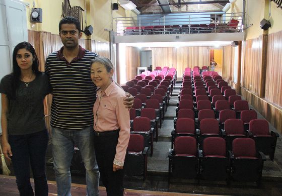 Tamiko acompanha instalação de poltronas do teatro do Centro Cultural