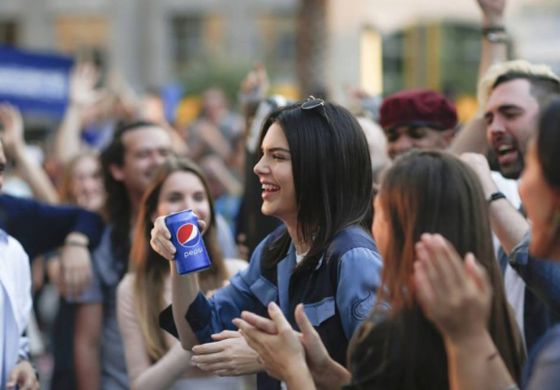 Marca tira do ar comercial com Kendal Jenner