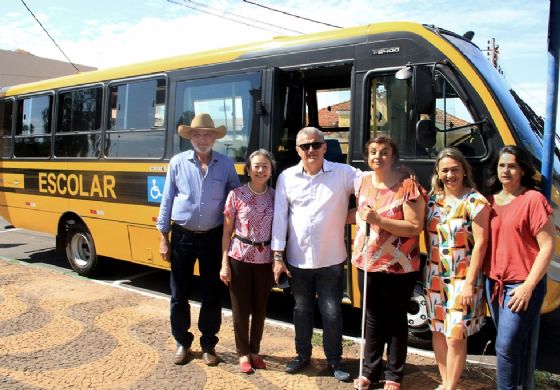 Andradina recebe novo ônibus para Educação
