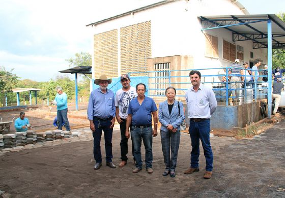 Calçamento em Associação de leite vai expandir produção em Andradina