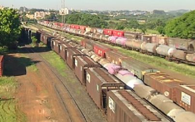 Com linha férrea interditada, trens estão parados pelo noroeste paulista