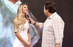 Faustão se irrita com ex-BBB Tatiele ao vivo no palco do "Domingão"