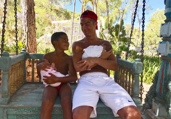 Pai de gêmeos de barriga de aluguel, CR7 posta foto fofa com os 3 filhos