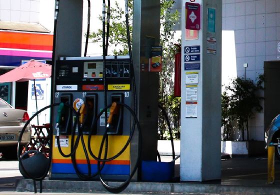 Gasolina sobe 6,09% após volta de impostos