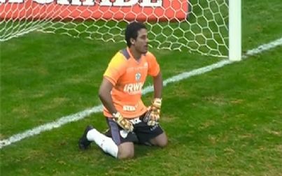 Dez anos depois, goleiro andradinense Lauro volta a marcar gol no Flamengo