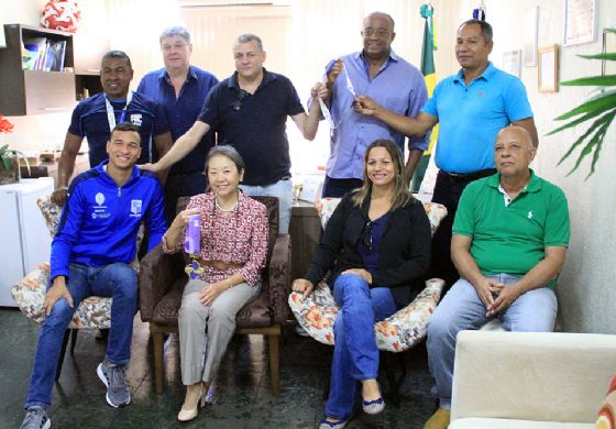 Tamiko recebe andradinense que conquistou medalha histórica para a natação brasileira