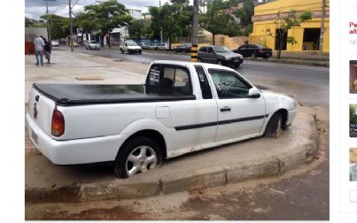 Carro é cimentado em calçada após briga entre vizinhos em BH