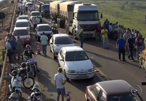 Manifestantes fecham rodovia durante protesto em Ilha Solteira