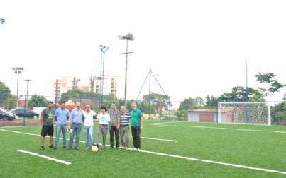 Ex-atacante Basílio lança campo de grama sintética