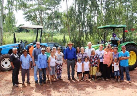 Tamiko entrega trator e implemento agrícola para o Timboré