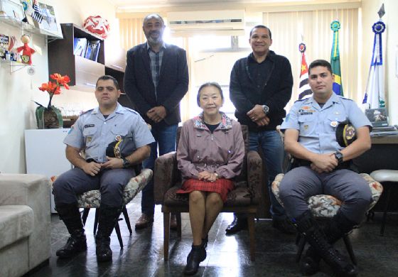 Tamiko recebe o capitão do 2º Batalhão de Policiamento Rodoviário