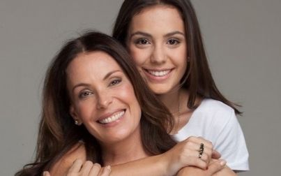 Carolina Ferraz posa com a filha de 18 anos para campanha 