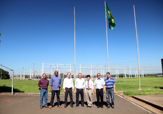 Andradina celebra conquista do ICMS hasteando Bandeira do município na usina Três Irmãos