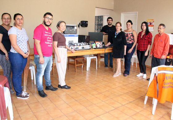 Abrigo Municipal Jail Brasil da Silva recebe computadores novos