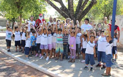 Crianças da rede municipal de ensino recebem chocotones em Andradina