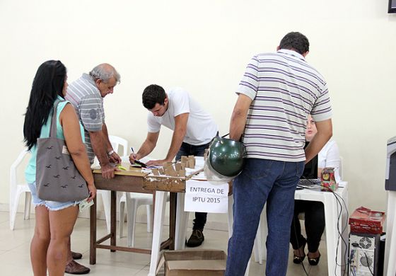 Carnês do IPTU estão disponíveis para retirada no paço municipal; vencimentos começam dia 24