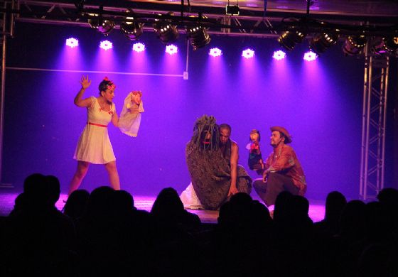 Teatro infantil foi diversão para toda a família na noite de sábado no Cora Coralina