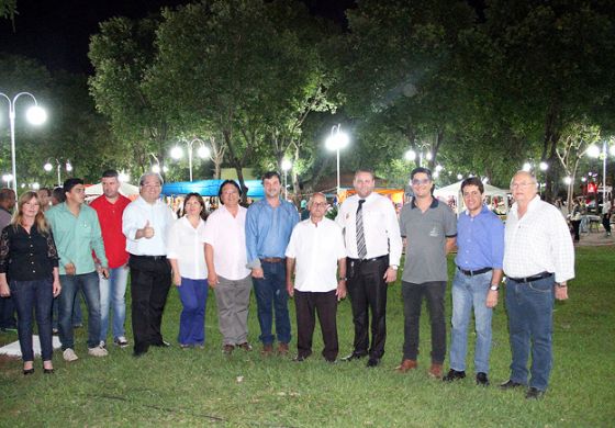 Governo de Andradina faz ato de inauguração da iluminação ornamental da praça do Teodoro   