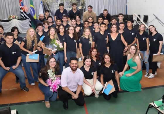 Emoção e Conquistas: Celebração da Formatura no Centro Educacional de Andradina