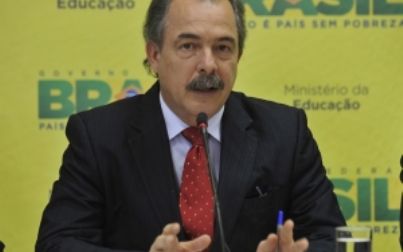 Governo desiste de aumentar curso de medicina em dois anos