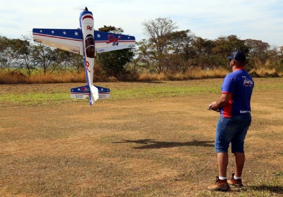 Aeromodelismo mistura esporte e lazer no final de semana