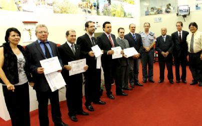 Sessão Solene homenageia policiais civis e militares com Medalha Tiradentes