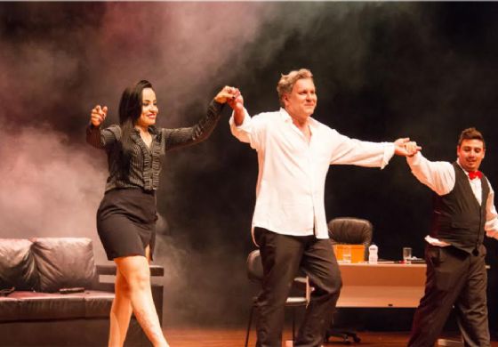 Apresentação de comédia teatral faz releitura de best seller em Andradina