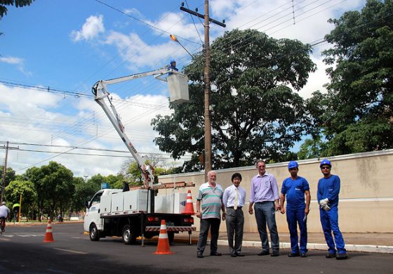 Jamil acompanha trabalho de empresa contratada para manutenção da iluminação pública