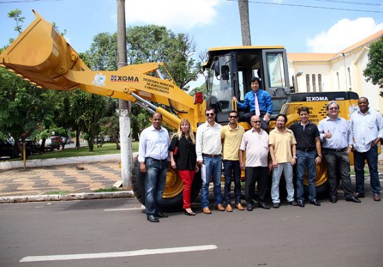 Governo de Andradina adquire pá carregadeira para frota da Agricultura